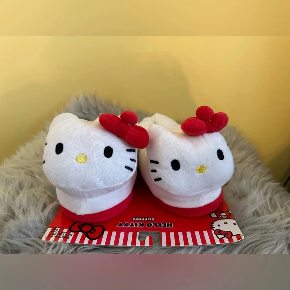 Hello Kitty Slippers NWT size xsmall/small - Picture 1 of 3